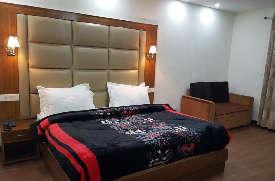 Hotel Kayanat Далхаузи Екстериор снимка